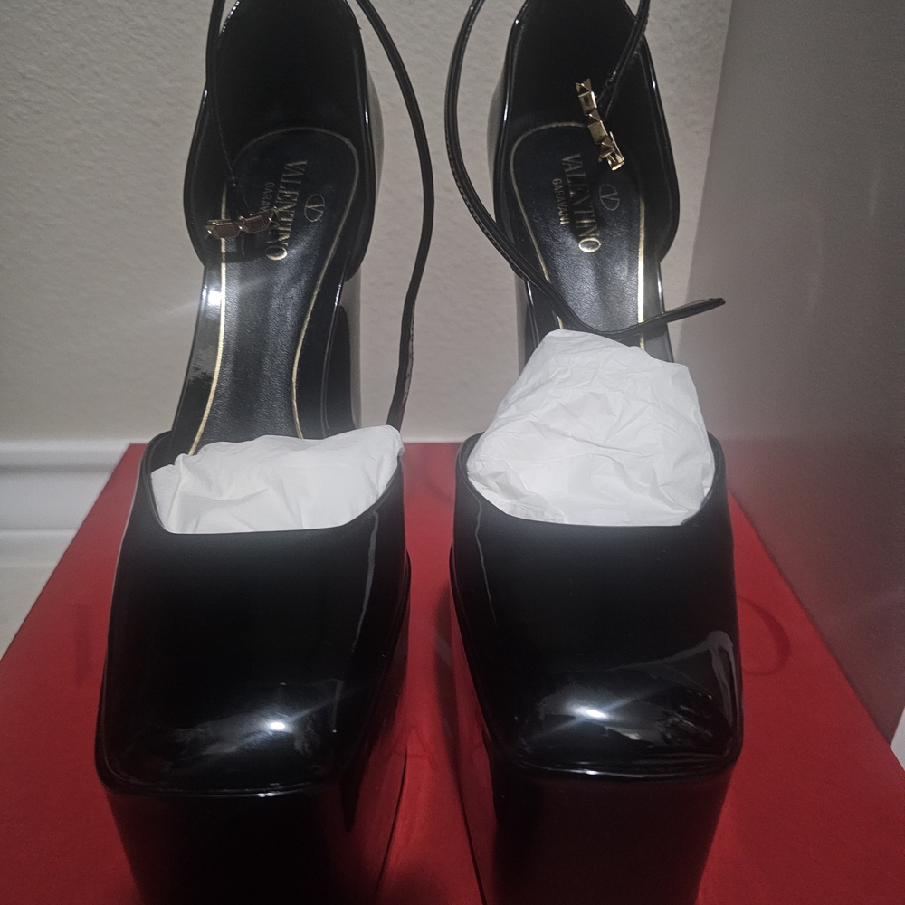 Valentino Garavani Black Patent Platform Heels - Picture 2 of 16